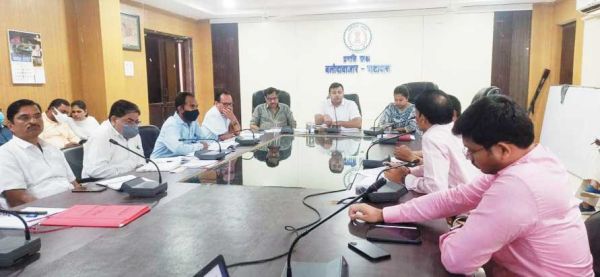 फील्ड में जाकर फ्लैगशिप योजनाओं के क्रियान्वयन में तेजी लाएं-कलेक्टर