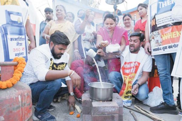घरेलू गैस के बढ़ते दाम को लेकर युवा कांग्रेस का अनोखा प्रदर्शन