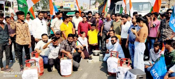 महंगाई के खिलाफ युवा कांग्रेस सूरजपुर ने किया अनूठा प्रदर्शन