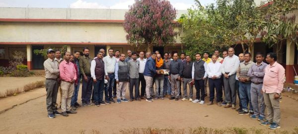 प्रधानपाठक खुर्शीद अंसारी  को दी गई बिदाई