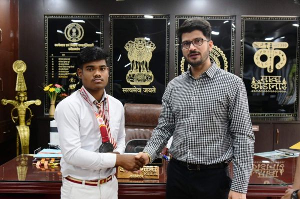 राष्ट्रीय जूडो चैम्पियनशिप में उत्कृष्ट प्रदर्शन करने वाले अनिल का कलेक्टर ने किया सम्मान