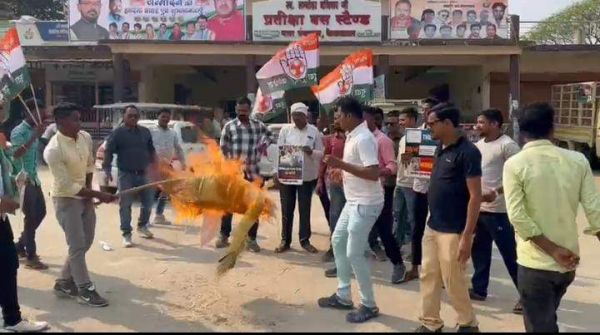 गैस की बढ़ती कीमत को लेकर युकां ने केंद्र सरकार के खिलाफ प्रदर्शन कर जलाया पुतला