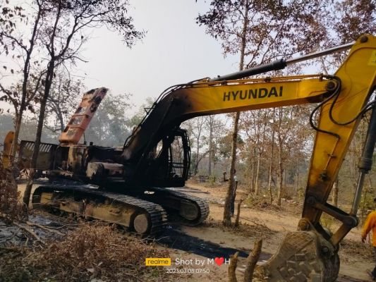 गढ़चिरौली में नक्सलियों ने फूंके वाहन