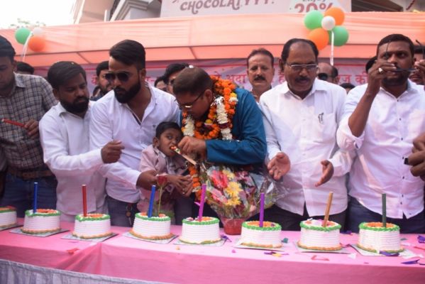 नवाज ने जन्मदिन पर आशीर्वाद लेकर लोगों का किया अभिवादन