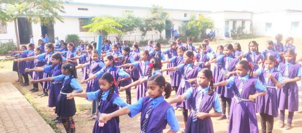 बालिकाओं को कराटे का प्रशिक्षण आत्मरक्षा के सीख रहे गुर