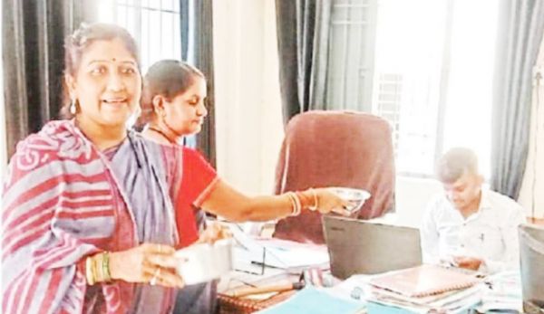 आंगनबाड़ी कार्यकर्ता और सहायिकाओं ने मांगी भीख 