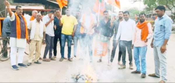 भाजपा ने फूंका गृहमंत्री का पुतला