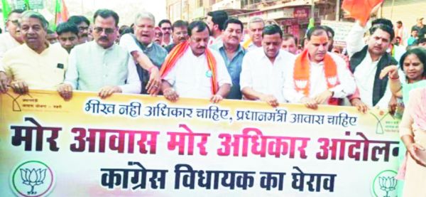 विधायक कार्यालय घेरने पहुंचे भाजपाइयों को 200 मीटर पहले ही बेरिकेट्स लगाकर रोका 