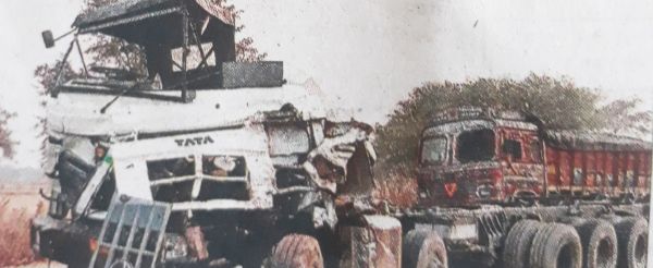 वाहन जांच के दौरान ट्रेलर  को ट्रक ने मारी ठोकर