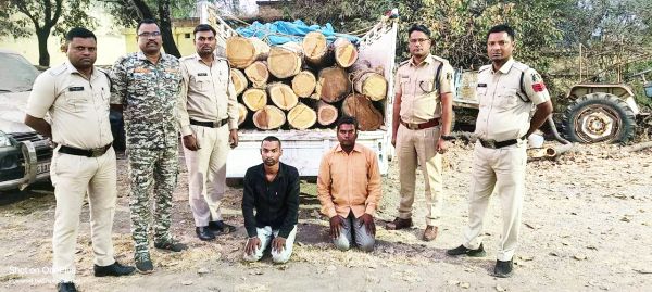 पिकअप से 16 सागौन गोला जब्त, वन विभाग को सौंपा