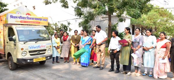 कलेक्टर ने रथ को हरी झंडी दिखाकर किया रवाना 