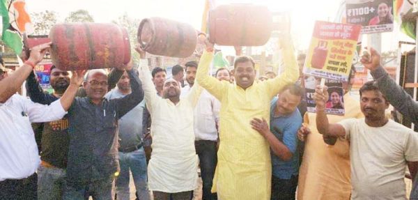 रसोई गैस की कीमतों में वृद्धि पर युकां ने फूंका पीएम का पुतला