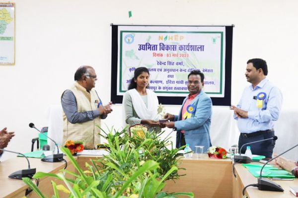 रजत पदक प्राप्त करने वाली नीलावती का सम्मान