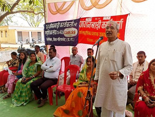 आंगनबाड़ी कार्यकर्ता के आंदोलन के समर्थन में पहुंचे पूर्व सांसद, राज्य सरकार पर साधा निशाना 