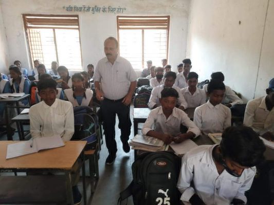 निरीक्षण के दौरान स्कूल में कई गैरहाजिर प्रभारी प्राचार्य को दायित्व से किया पृथक