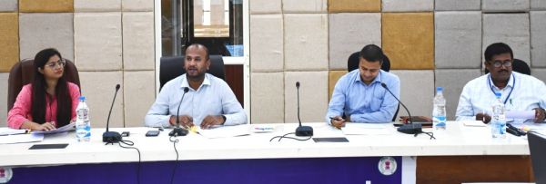 लोगों को आजीविका प्रारंभ करने वित्तीय सहायता प्राथमिकता से उपलब्ध कराना सुनिश्चित करें-कलेक्टर