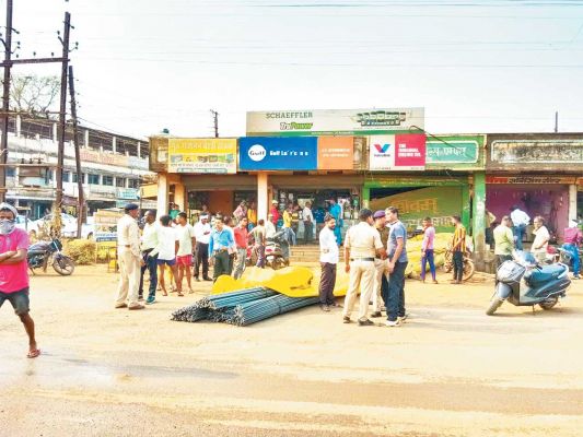 बिना ड्राईवर चलने लगा ट्रक, भारी भरकम सरिये सहित जा घुसा दुकान में