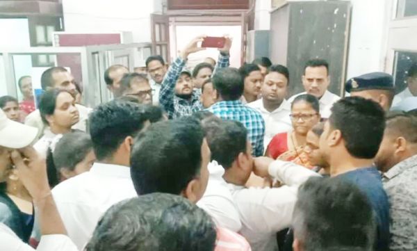 विधायक के वार्ड में पानी की समस्या, कमिश्नर के बिगड़े बोल