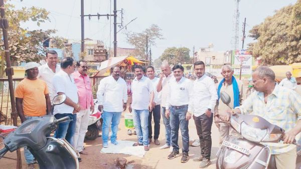 नपा अध्यक्ष ने किया सडक़ डामरीकरण का भूमिपूजन