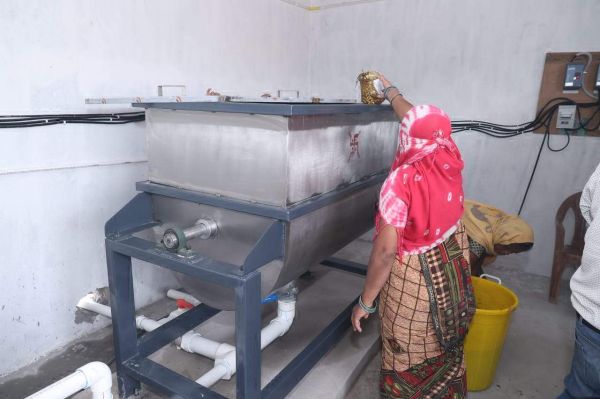 सरकारी भवनों के रंग रोगन के लिए गोबर से बना पेंट बनकर हुआ तैयार