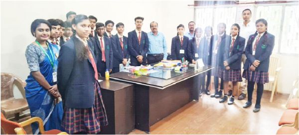 विद्यार्थियों को योजनाओं की दी जानकारी