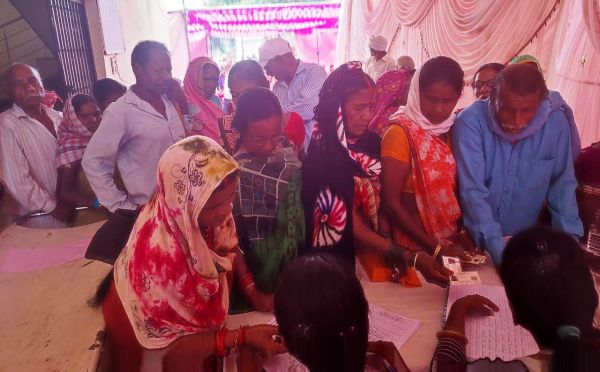 आमगांव-चारभाठा में हर्बल गुलाल का वितरण