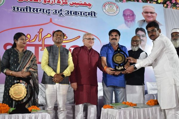 उर्दू भाषा देती है तहजीब और मोहब्बत का पैगाम-बैज