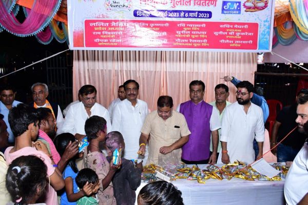 सिंधी काउंसिल का मरीन ड्राइव में नि:शुल्क गुलाल वितरण