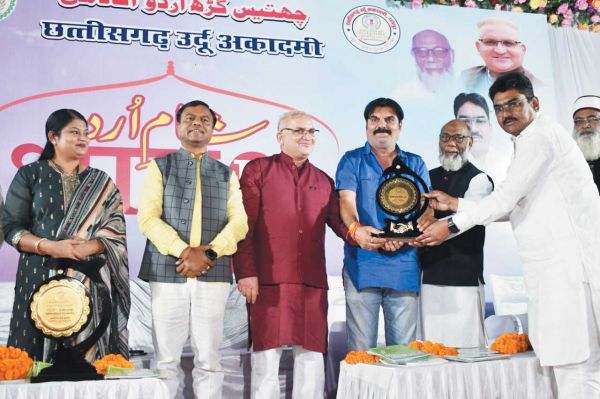 उर्दू भाषा देती है तहजीब और मोहब्बत का पैगाम-बैज