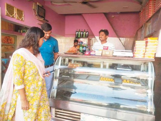 मिलावटी मिठाइयों पर प्रशासन की पैनी नजर