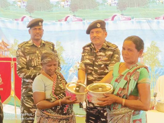 सिविक एक्शन कार्यक्रम: ग्रामीणों को बांटे सामान