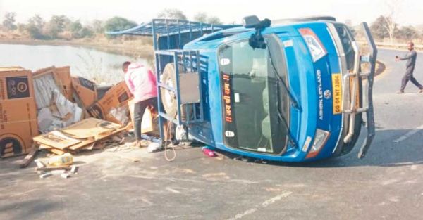  पिकअप पलटी, ड्राइवर व कंडक्टर बाल-बाल बचे