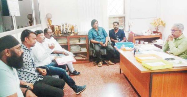 ब्लॉक कांग्रेस अध्यक्ष व नपाध्यक्ष ने महाप्रबंधक को सौंपा ज्ञापन