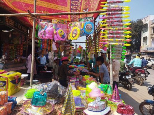 पिचकरियों और रंग-गुलालों की सजी दुकानें