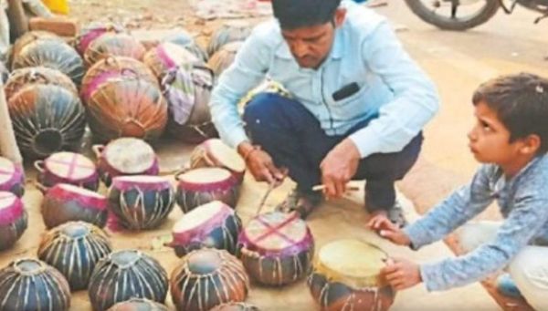 होली के लिए सज गई रंग-गुलाल, पिचकारी की दुकानें