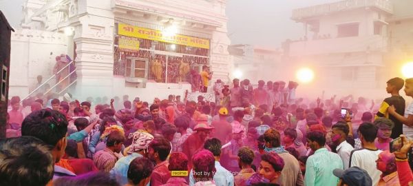 मथुरा के जैसे मनाते है राजीव लोचन मंदिर परिसर में होली