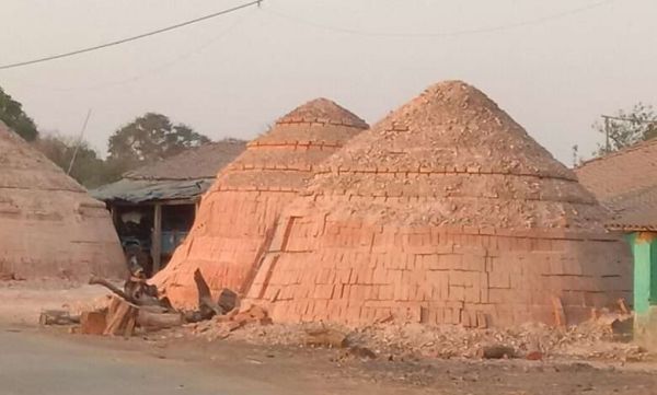 तमनार अंचल में बिना अनुमति फल-फूल रहा लाल ईट का कारोबार