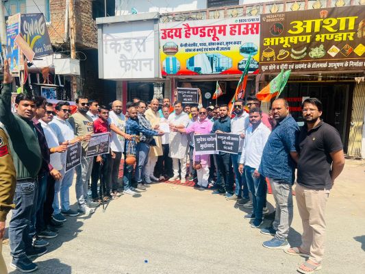 सरगुजा की उपेक्षा का आरोप, भाजयुमो ने कराया मुंडन 