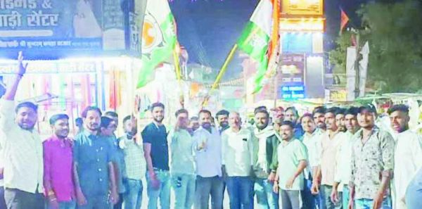 कुरुद में युंकाइयों ने बजट के स्वागत में आतिशबाजी कर बांटी मिठाई