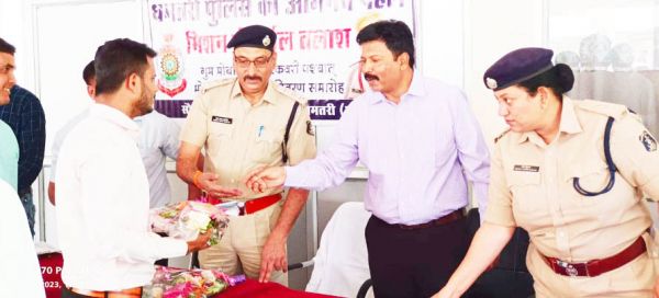 पुलिस ने लौटाया गुम मोबाइल