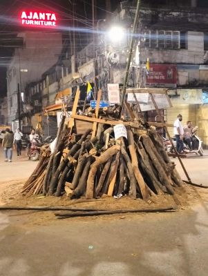 होलिका दहन की पूर्व संध्या बाजार में उमड़ी भीड़