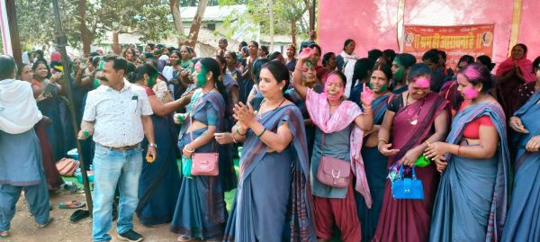 मानदेय में वृद्धि की घोषणा के बाद आंबा कार्यकर्ताओं ने मनाया जश्न