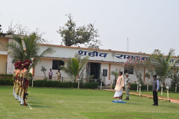 प्रभारी मंत्री को गार्ड ऑफ ऑनर 
