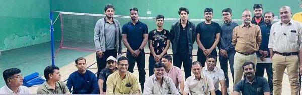 बिना समिति के सलाह के बढ़ा दी दोगुनी फीस