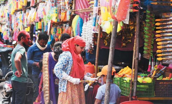 होली की धूम: कल उड़ेंगे रंग-गुलाल