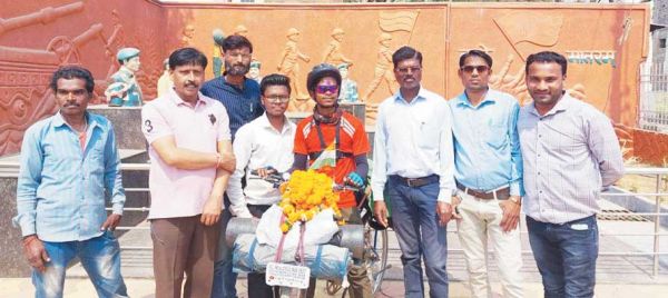 सायकल से भारत भ्रमण कर घर लौटे योगेश का स्वागत