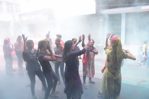 रंग-गुलाल में सरोबार रहे लोग मस्ती में झूमे