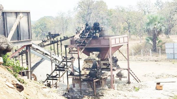 नक्सलियों ने क्रशर प्लांट में मचाया उत्पात,  पिकअप, मिक्सिंग मशीन में लगाई आग