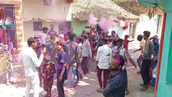 लोगों ने उत्साह से मनाई होली, बांटी खुशियां