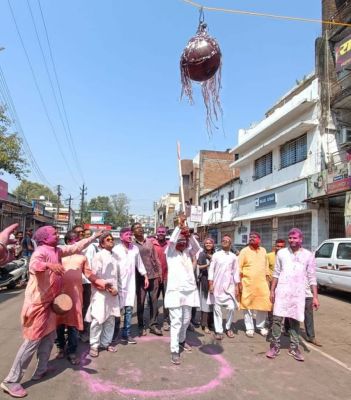गुलाब ने फोड़ी मटकी, रंग से सरोबार हुए लोग